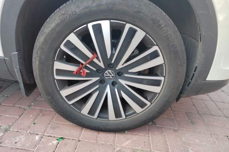 Used Volkswagen Tavendor 2023 330TSI Luxury Touring Edition Right Front Wheel Hub