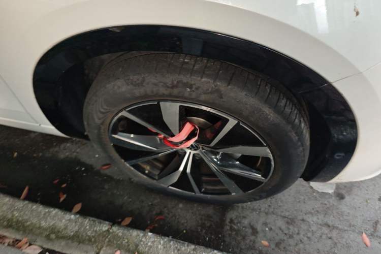 Used Volkswagen Tavendor 2023 380TSI All-Wheel Drive R-Line Journey Edition Right Front Wheel Hub