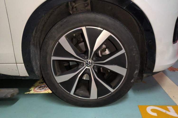 Used Volkswagen Tavendor 2023 380TSI Four-Wheel Drive R-Line First Edition Right Front Wheel Hub