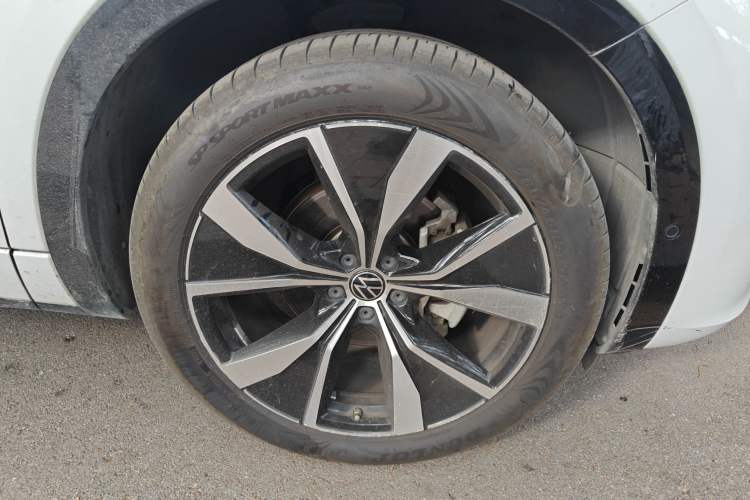 Used Volkswagen Tavendor 2023 380TSI All-Wheel Drive R-Line Journey Edition Right Front Wheel Hub