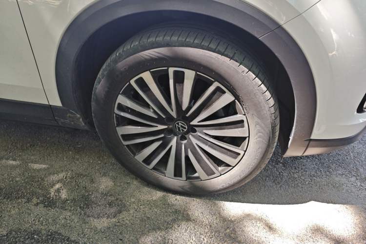 Used Volkswagen Tavendor 2023 330TSI Luxury Touring Edition Right Front Wheel Hub
