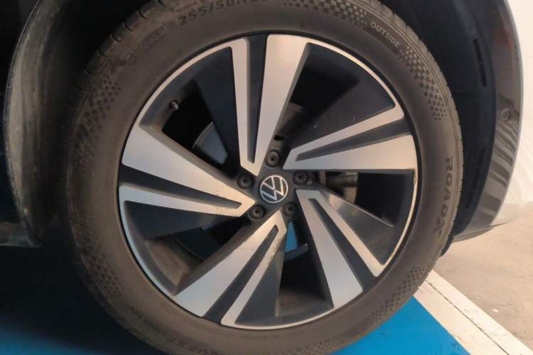 Used Volkswagen Tavendor 2023 380TSI Four-Wheel Drive R-Line Cruise Edition Right Front Wheel Hub
