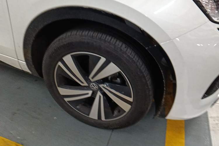 Used Volkswagen Tavendor 2023 380TSI Four-Wheel Drive R-Line Cruise Edition Right Front Wheel Hub