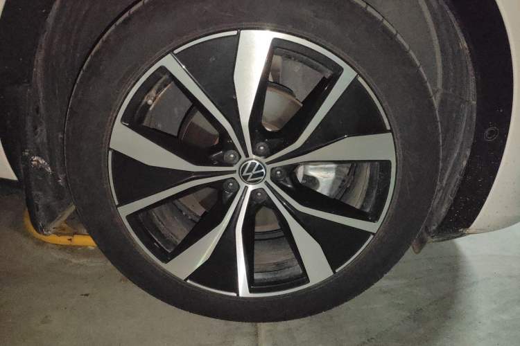 Used Volkswagen Tavendor 2023 380TSI All-Wheel Drive R-Line Journey Edition Right Front Wheel Hub