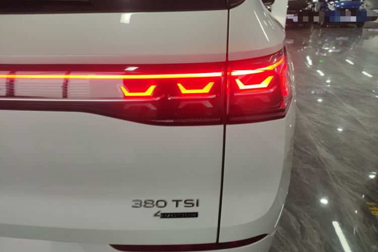 Used Volkswagen Tavendor 2023 380TSI All-Wheel Drive R-Line Journey Edition Right Rear Taillight