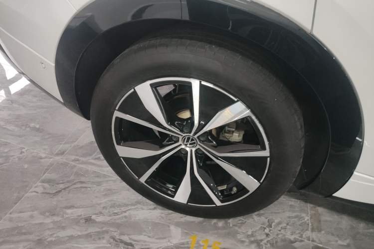 Used Volkswagen Tavendor 2023 380TSI All-Wheel Drive R-Line Journey Edition Right Rear Wheel Hub