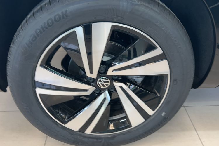 Used Volkswagen Tavendor 2023 380TSI Four-Wheel Drive R-Line Cruise Edition Right Rear Wheel Hub