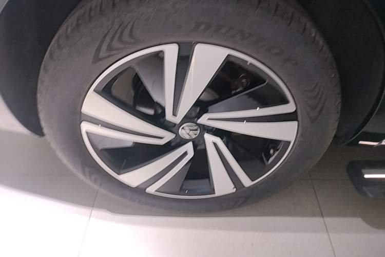 Used Volkswagen Tavendor 2023 380TSI Four-Wheel Drive R-Line Cruise Edition Right Rear Wheel Hub