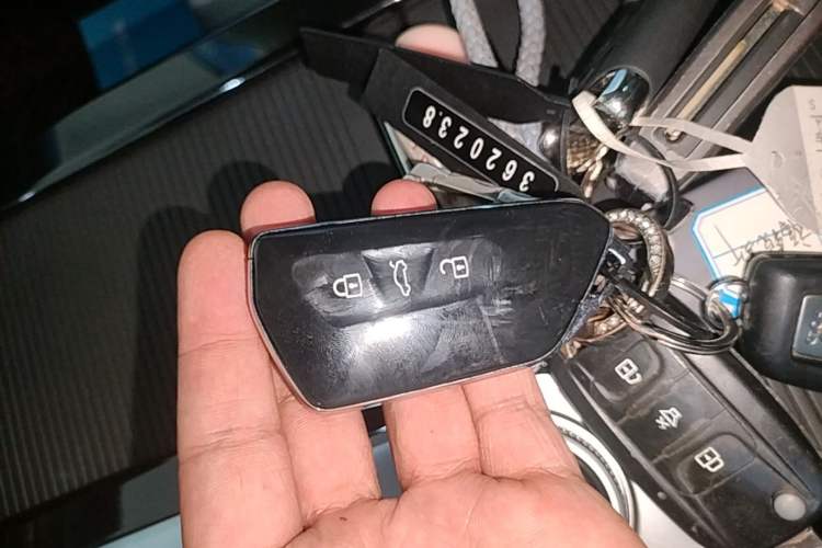 Used Volkswagen Tavendor 2023 380TSI Four-Wheel Drive R-Line Cruise Edition Vehicle Key