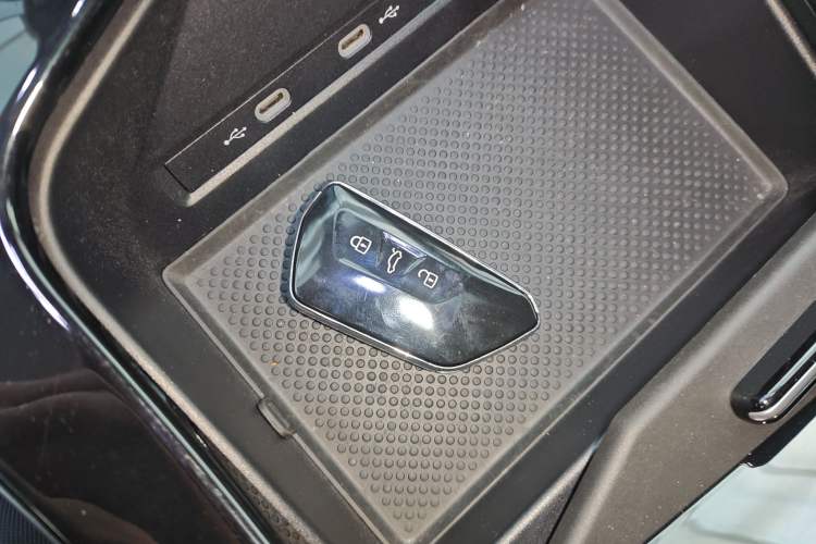 Used Volkswagen Tavendor 2023 380TSI Four-Wheel Drive R-Line Cruise Edition Vehicle Key