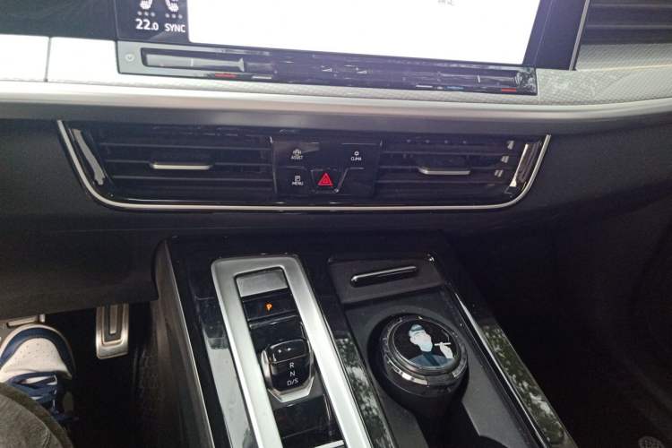 Used Volkswagen Tavendor 2024 380TSI All-Wheel Drive R-Line Cruise Edition Audio And AC Panel