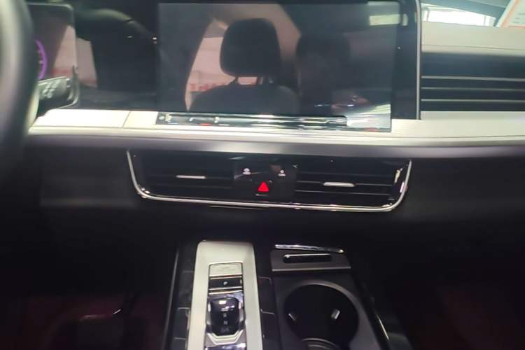 Used Volkswagen Tavendor 2024 330TSI Luxury Touring - All-Inclusive Edition Audio And AC Panel