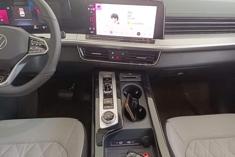 Used Volkswagen Tavendor 2024 Facelifted 380TSI All-Wheel Drive R-Line Cruise Premium Edition Audio And AC Panel