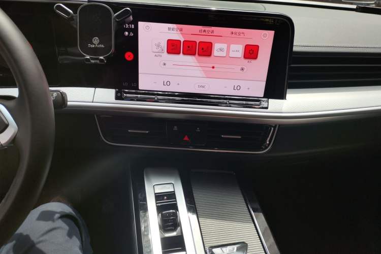 Used Volkswagen Tavendor 2024 330TSI Luxury Touring - All-Inclusive Edition Audio And AC Panel