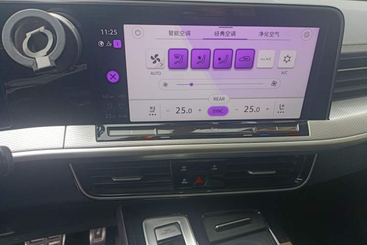 Used Volkswagen Tavendor 2024 380TSI All-Wheel Drive R-Line Cruise Edition Audio And AC Panel