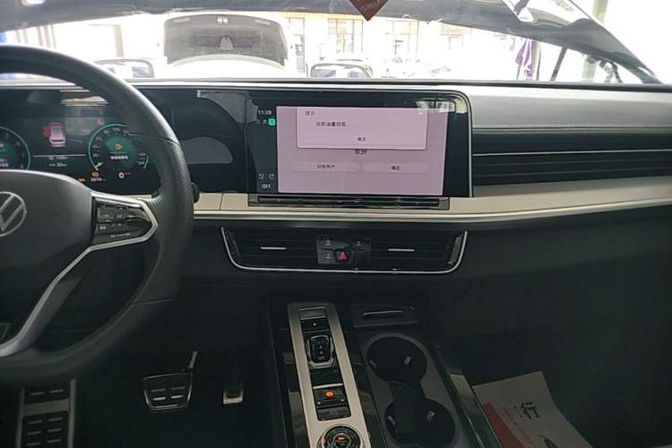 Used Volkswagen Tavendor 2024 380TSI All-Wheel-Drive R-Line Cruise Premium Edition Audio And AC Panel