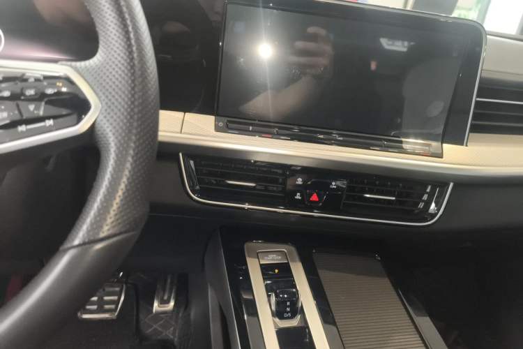 Used Volkswagen Tavendor 2024 380TSI All-Wheel-Drive R-Line Cruise Premium Edition Audio And AC Panel