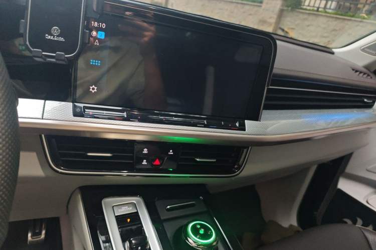 Used Volkswagen Tavendor 2024 380TSI All-Wheel-Drive R-Line Journey Shared Enjoyment Model Audio And AC Panel