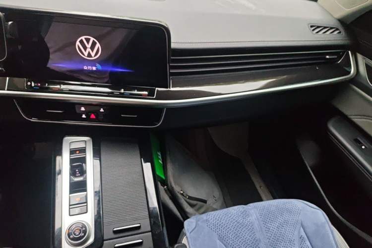 Used Volkswagen Tavendor 2024 380TSI All-Wheel-Drive R-Line Cruise Premium Edition Audio And AC Panel