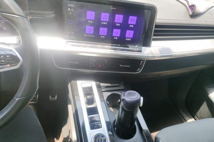 Used Volkswagen Tavendor 2024 380TSI All-Wheel Drive R-Line Cruise Edition Audio And AC Panel