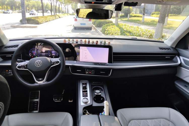 Used Volkswagen Tavendor 2024 380TSI All-Wheel Drive R-Line Cruise Edition Center Console