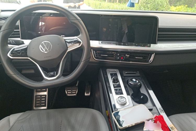 Used Volkswagen Tavendor 2024 380TSI All-Wheel Drive R-Line Cruise Edition Center Console