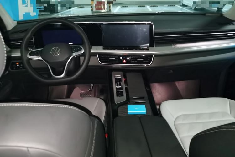 Used Volkswagen Tavendor 2024 330TSI Luxury Touring Edition Center Console