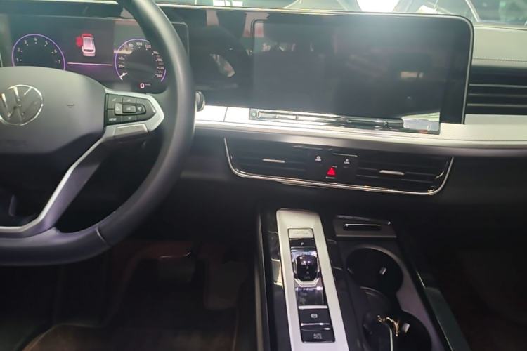 Used Volkswagen Tavendor 2024 330TSI Luxury Touring - All-Inclusive Edition Center Console