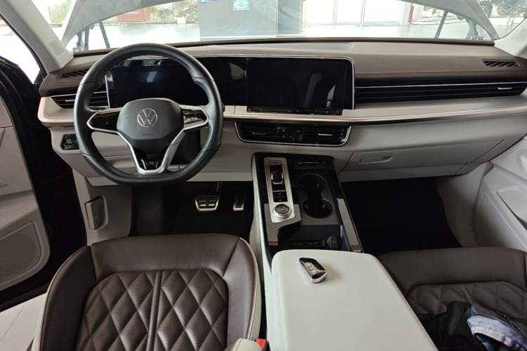 Used Volkswagen Tavendor 2024 380TSI All-Wheel Drive R-Line Cruise Edition Center Console