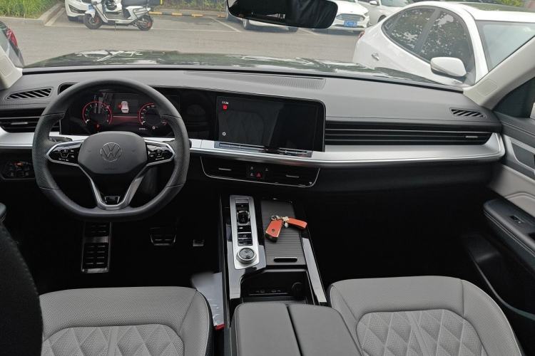 Used Volkswagen Tavendor 2024 380TSI All-Wheel Drive R-Line Cruise Edition Center Console