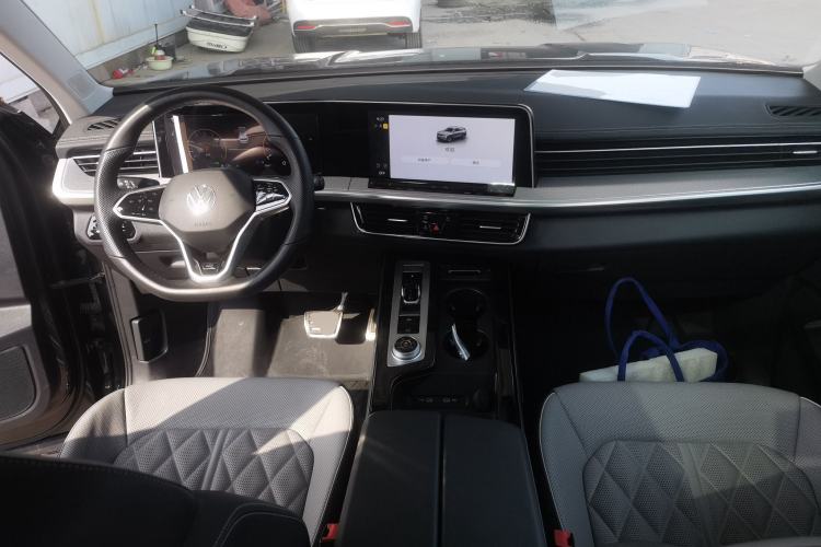 Used Volkswagen Tavendor 2024 380TSI All-Wheel-Drive R-Line Cruise Premium Edition Center Console