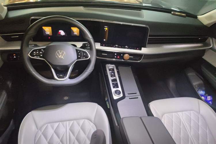 Used Volkswagen Tavendor 2024 380TSI All-Wheel-Drive R-Line Cruise Premium Edition Center Console