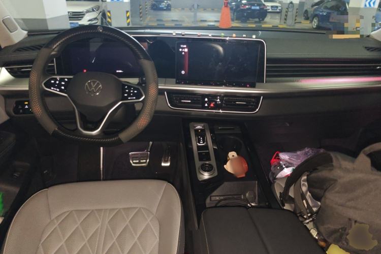 Used Volkswagen Tavendor 2024 380TSI All-Wheel-Drive R-Line Journey Shared Enjoyment Model Center Console