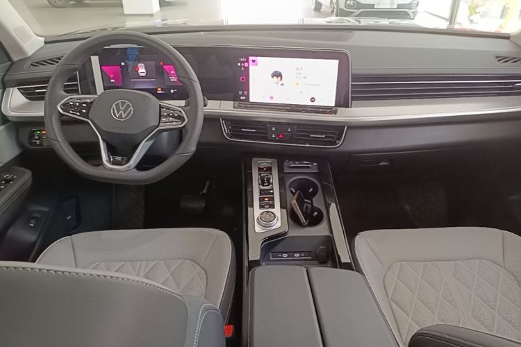 Used Volkswagen Tavendor 2024 Facelifted 380TSI All-Wheel Drive R-Line Cruise Premium Edition Center Console