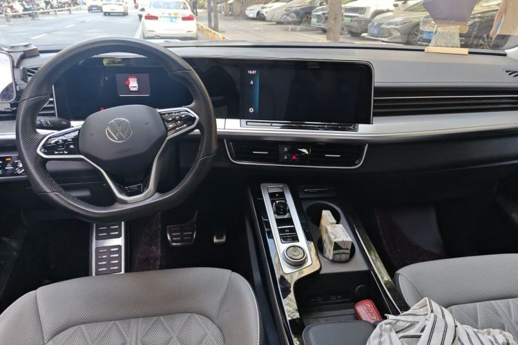 Used Volkswagen Tavendor 2024 380TSI All-Wheel Drive R-Line Cruise Edition Center Console