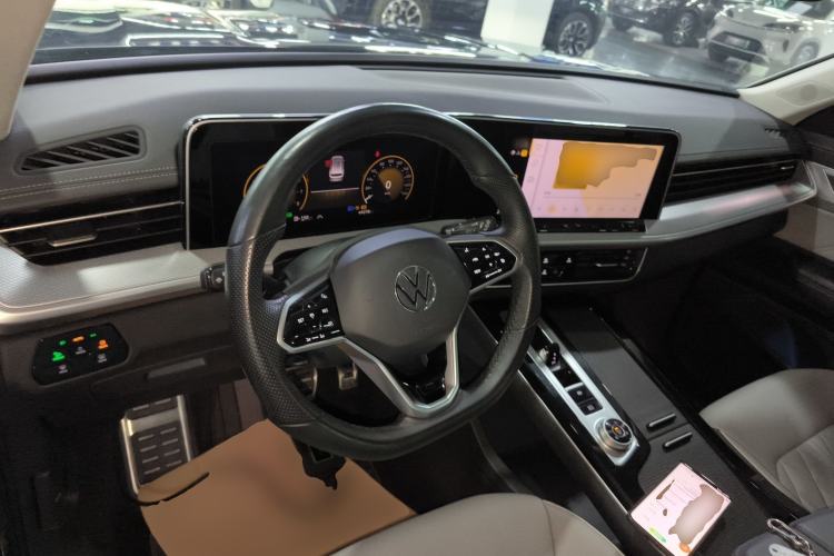 Used Volkswagen Tavendor 2024 380TSI All-Wheel Drive R-Line Cruise Edition Center Console