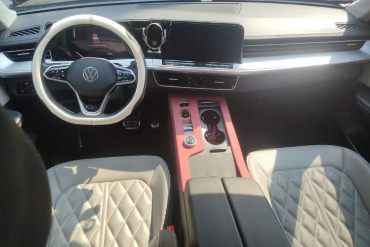 Used Volkswagen Tavendor 2024 380TSI All-Wheel Drive R-Line Cruise Edition Center Console
