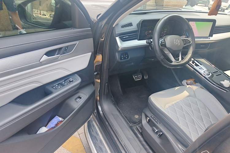 Used Volkswagen Tavendor 2024 380TSI All-Wheel-Drive R-Line Ambition Edition Driver Seat