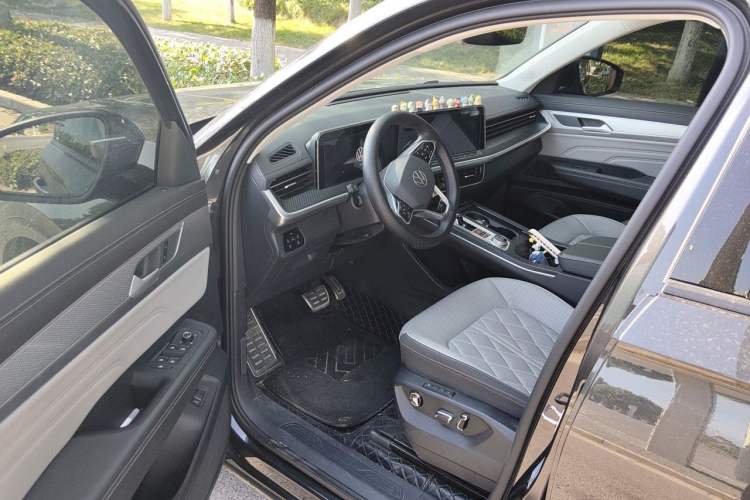 Used Volkswagen Tavendor 2024 380TSI All-Wheel Drive R-Line Cruise Edition Driver Seat