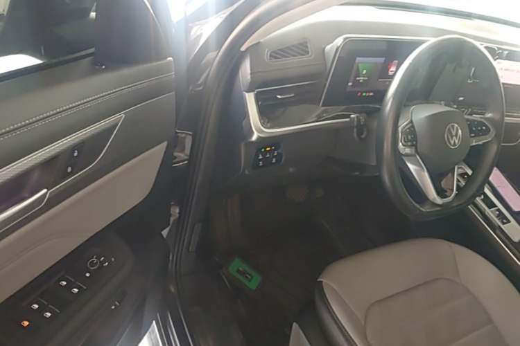 Used Volkswagen Tavendor 2024 330TSI Luxury Touring Edition Driver Seat