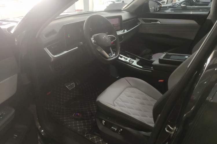 Used Volkswagen Tavendor 2024 380TSI All-Wheel Drive R-Line Cruise Edition Driver Seat