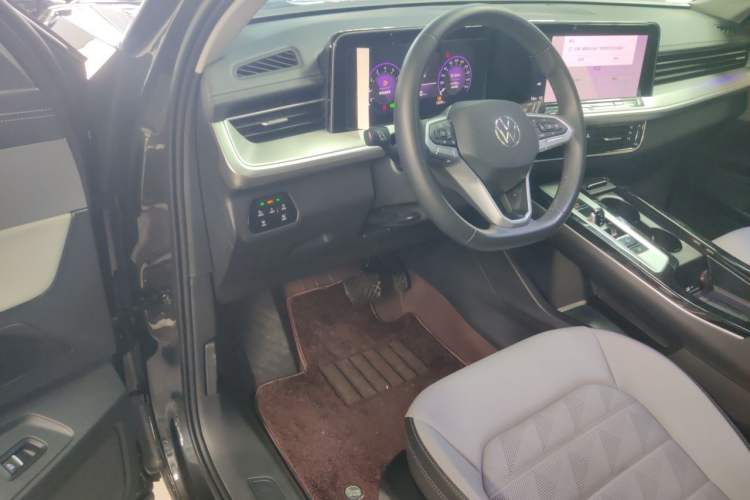 Used Volkswagen Tavendor 2024 330TSI Luxury Touring - All-Inclusive Edition Driver Seat