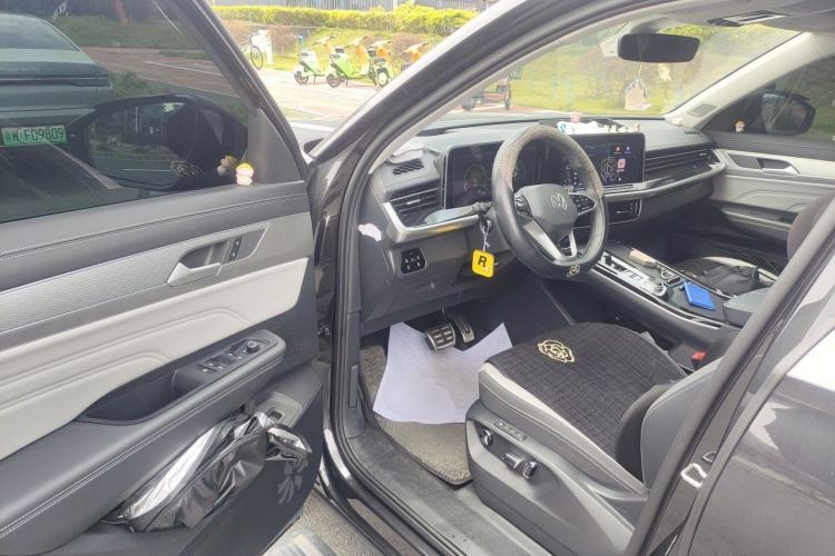 Used Volkswagen Tavendor 2024 380TSI All-Wheel-Drive R-Line Ambition Edition Driver Seat