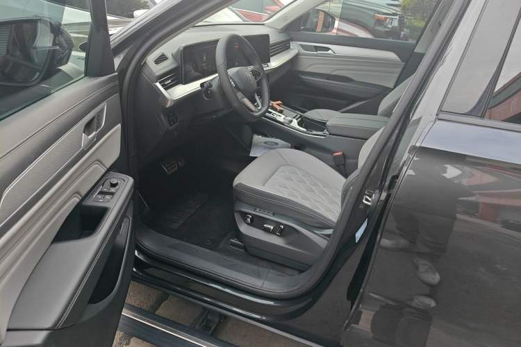 Used Volkswagen Tavendor 2024 380TSI All-Wheel Drive R-Line Cruise Edition Driver Seat
