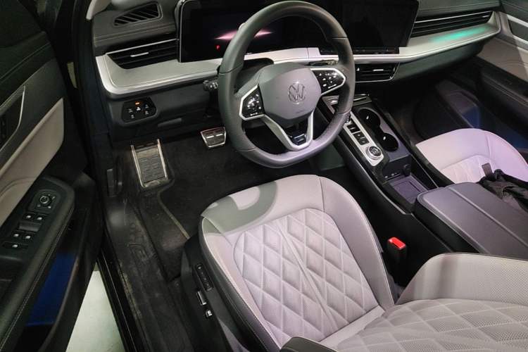 Used Volkswagen Tavendor 2024 Facelifted 380TSI All-Wheel Drive R-Line Cruise Premium Edition Driver Seat