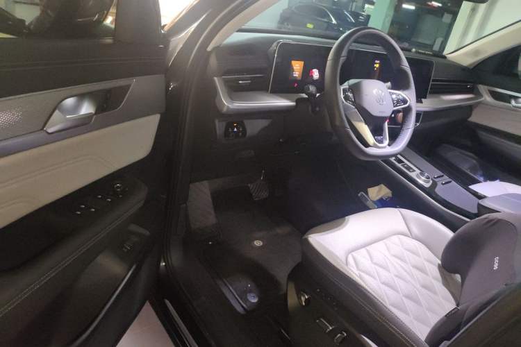 Used Volkswagen Tavendor 2024 380TSI All-Wheel-Drive R-Line Cruise Premium Edition Driver Seat