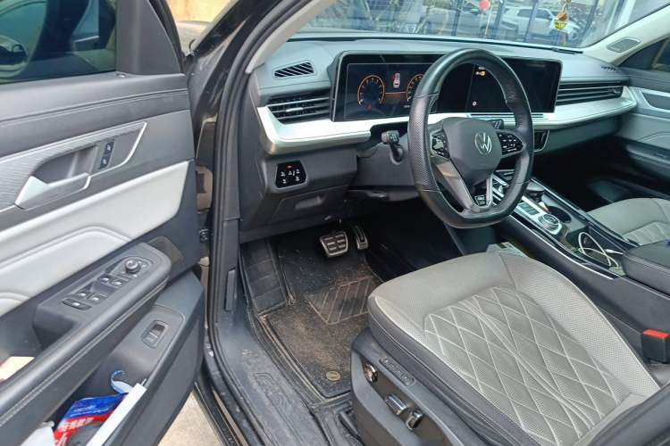 Used Volkswagen Tavendor 2024 380TSI All-Wheel-Drive R-Line Ambition Edition Driver Seat