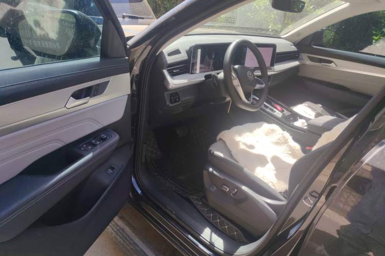 Used Volkswagen Tavendor 2024 330TSI Luxury Touring - All-Inclusive Edition Driver Seat