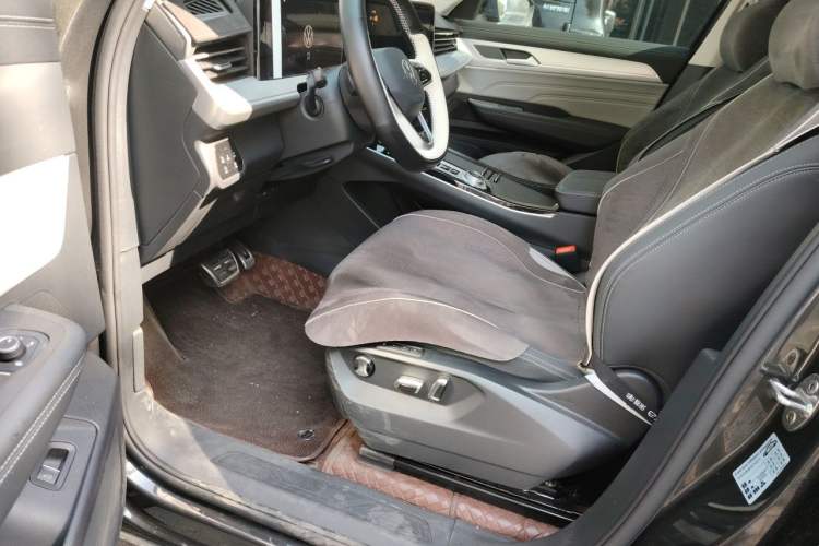 Used Volkswagen Tavendor 2024 380TSI All-Wheel Drive R-Line Cruise Edition Driver Seat