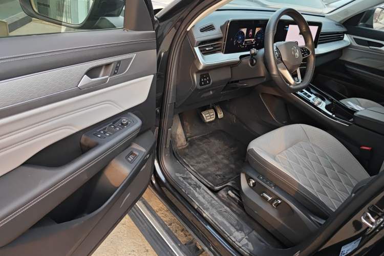 Used Volkswagen Tavendor 2024 380TSI All-Wheel Drive R-Line Cruise Edition Driver Seat